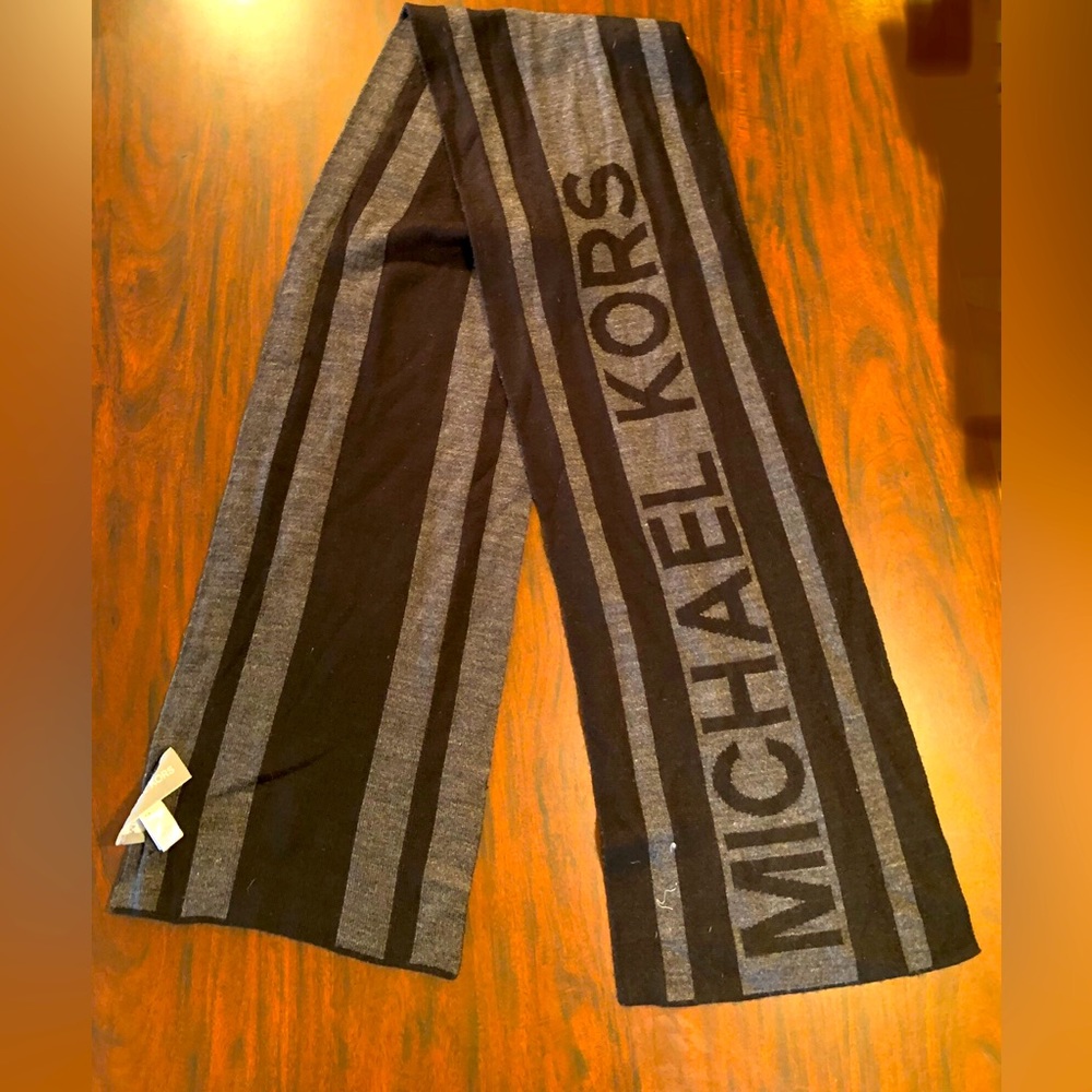 🤑PRICE DROP🤑 Micheal Kors - Scarf